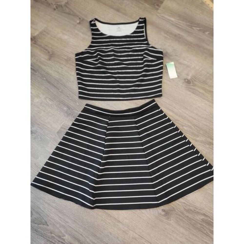 Decree Womens Black and White Athleisu Outfit Large Flare Elastic Waist Crop Top